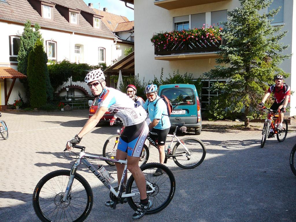 Zum Ochsen Hotell Hauenstein Exteriör bild